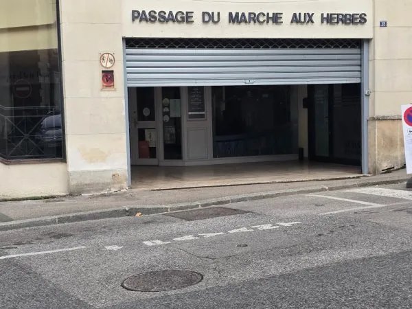 bel emplacement pour commerce ou bureau juste à l'entrée d'un centre commercial à forte potentiel