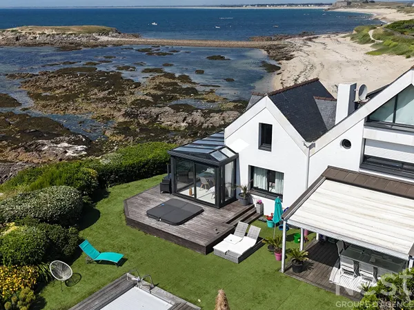 À vendre ? Maison les pieds dans l'eau avec vue mer à 180° et piscine !
