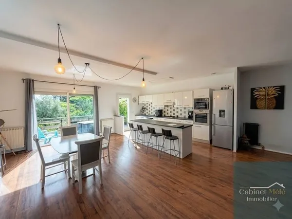 RARE SUR LE SECTEUR : Maison de bourg en pierre avec garage