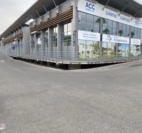 Murs commerciaux d'angle 247m² - RN7 Roquebrune - Libre fin d'année Prix : 800 000