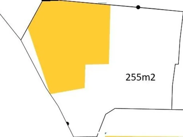 Maison à rénover entièrement sur une parcelle de 255m2