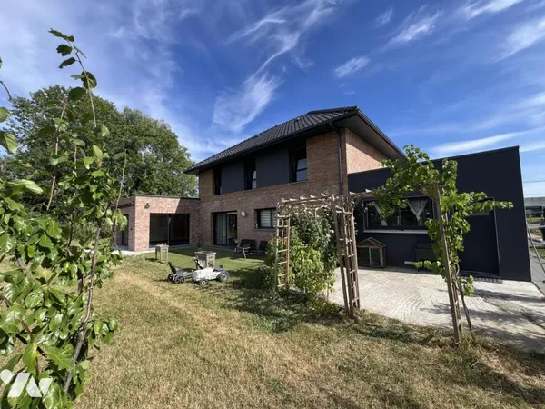 Maison 7 pièces 196 m²