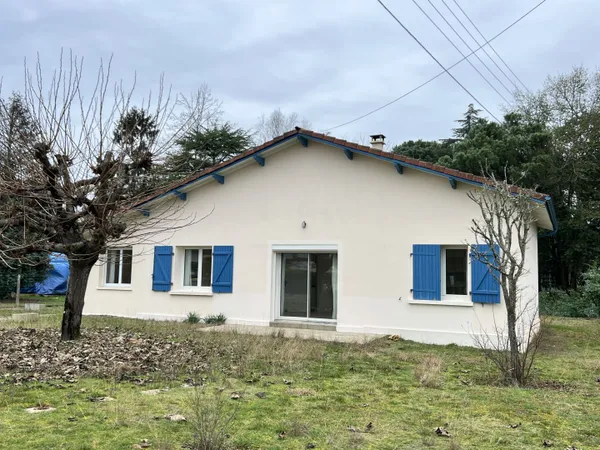 Maison d'environ 86m², 3 chambres, terrain de 980m²...