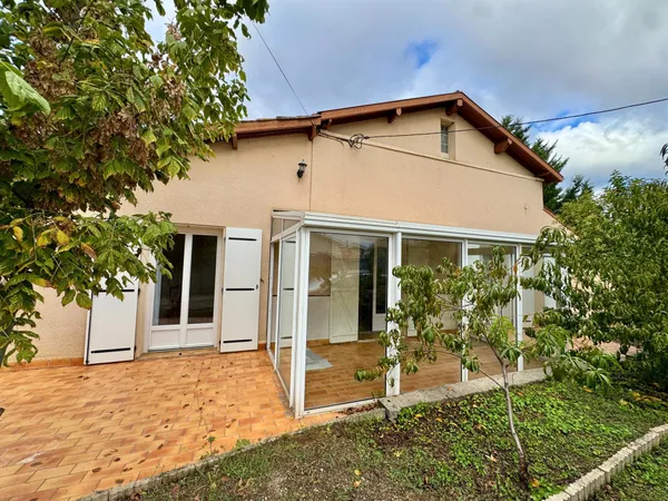 Maison de plain-pied avec jardin, garages et beau potentiel