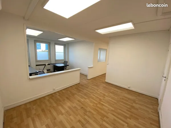 BUREAUX A LOUER - 58.13 m² - Métro Créteil - L'Échat sur la ligne 8 à 150 mètres