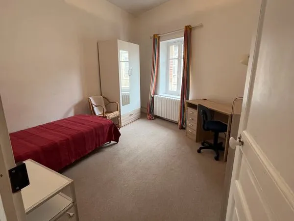 Chambre meublée avec salle de bain et coin cuisine sur Moulins centre quartier Préfecture