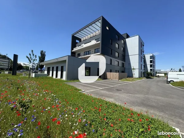Bureaux 3 704 m²