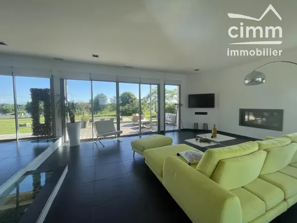 POUCHARRAMET —Villa d'architecte – 160 m² – Piscine – Parc de 3 500 m² – Vue campagne, lac et Pyréné