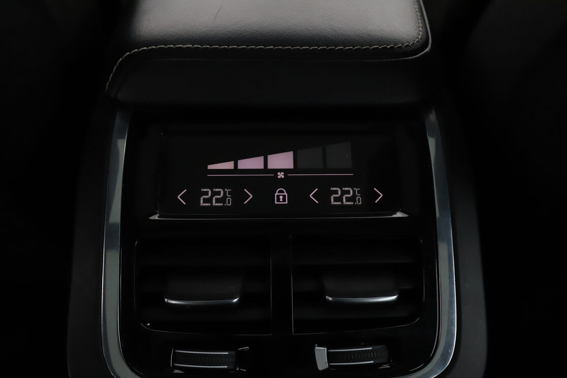Volvo XC60 2.0 D5 AdBlue AWD R-Design Geartronic 8 — photo 13