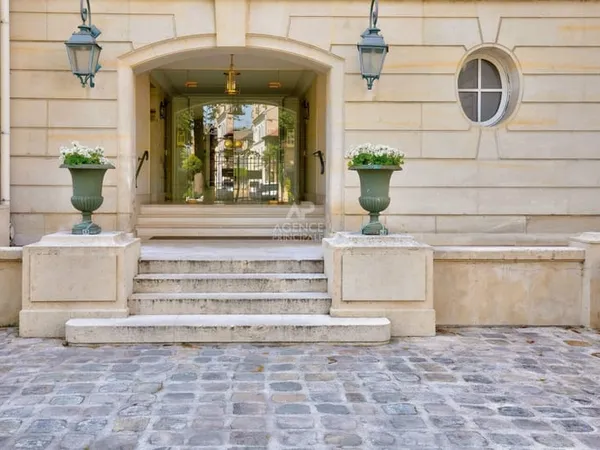 Versailles Parc appartement 4 pièces 96 m² au sol (85.97 m² carrez) situé au3ème et dernier étage av