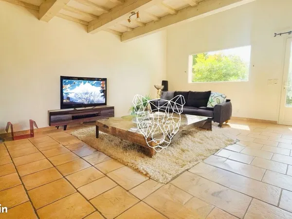 BEAU MAS PROVENÇAL type F6 de 195 m2 avec jardin et parking à Ventabren
