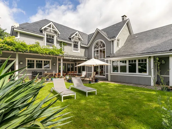 Maison 9 pièces sur un terrain de 1 425 m²