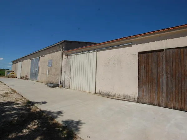 Ancien chai en pierre - Un fort potentiel à Cars