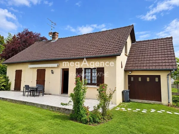 Maison individuelle de plain-pied avec garage et combles