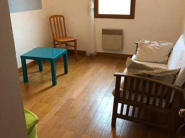CHAMBRE MEUBLEE indépendante dans maison