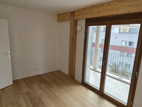 T4 TRAVERSANT EN ETAGE TERRASSE ET PARKINGS