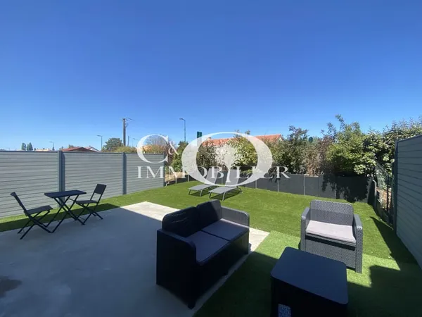 Maison 3 chambres sur joli jardin clos dans le bourg