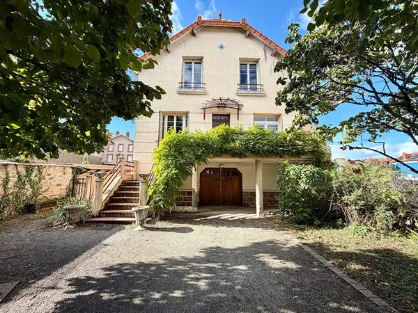 LES MARTRES DE VEYRE / Maison années 30 avec jardin à vendre !