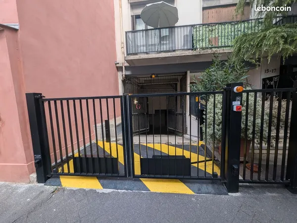 Box fermé 15e métro Boucicaut — moto, stockage ou petite citadine