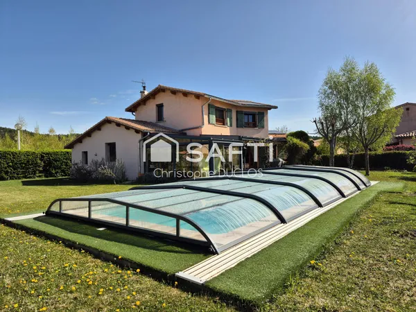 Maison avec jardin, piscine, terrasse et garage.