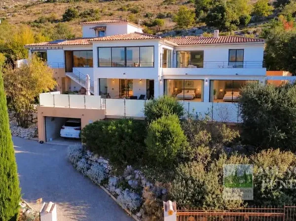 Splendide Villa Contemporaine 5 Chambres - Terrain 1699 m2 avec Piscine - Vue Panoramique - Espace b