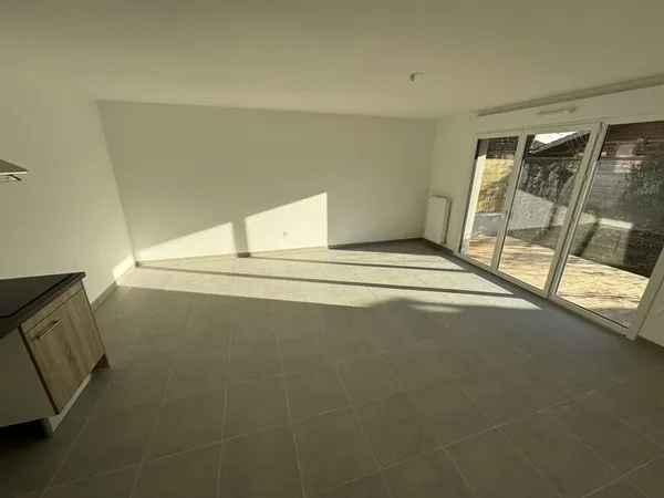 À LOUER SUPERBE T3 EN REZ-DE-JARDIN AVEC TERRASSE ET JARDI