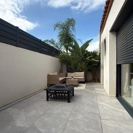 Jolie maison récente de plain pied d'environ 75 m2 avec garage et 2 terrasses