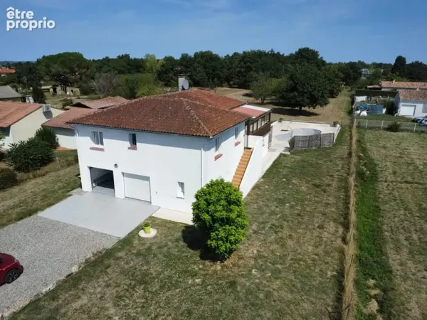 Belle maison avec sa piscine et son grand terrain