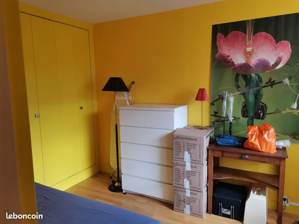 Une chambre dans l'appartement 4 pièces 3 chambres 69 m²