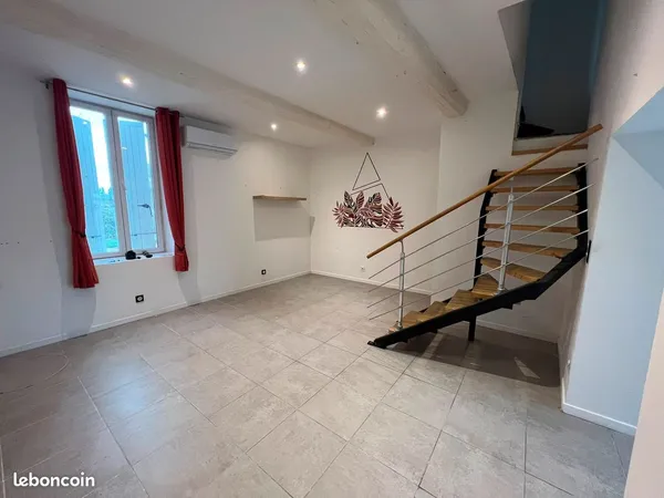 Apt T4 type maison de vielle avec jardin
