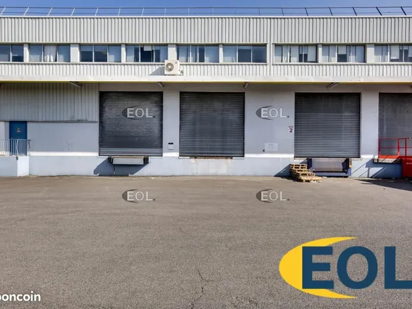 Local industriel 1 357 m²