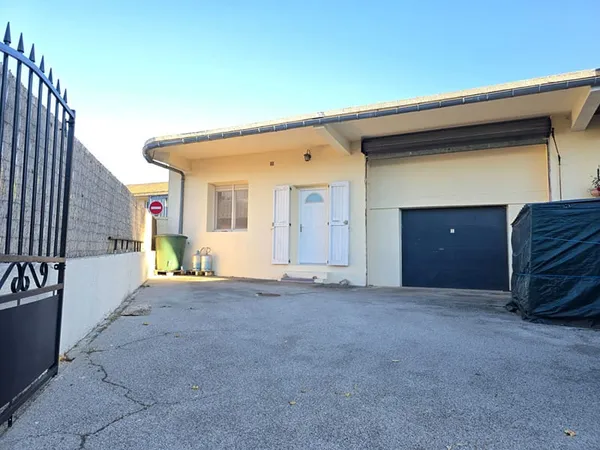 Maison de plain pied avec garage - Salles Curan