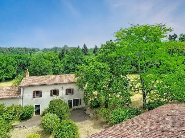 Maison, granges et terrain clos d'environ 2200 M2