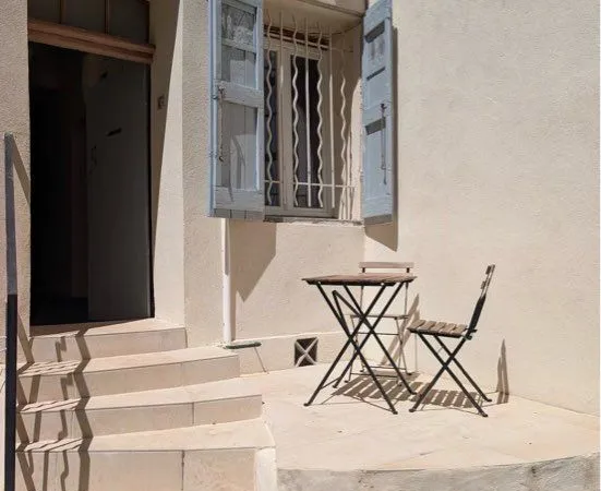 Studio, rénové calme absolu, petite terrasse, endroit sécurisée au calme absolu