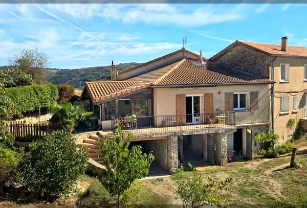SAINT-MICHEL-DE-CHABRILLANOUX PROPRIÉTÉ AVEC DEUX HABITATI