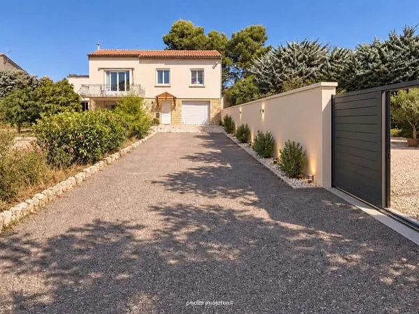 EXCLUSIVITE A CHATEAUNEUF DE GADAGNE - AVIGNON - Maison de village avec jardin 700 m² - Châteauneuf-