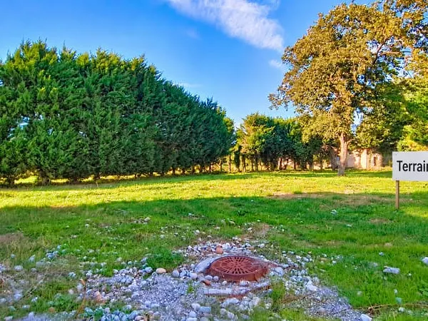 Châteauneuf-sur-Isère : Terrain constructible de 418 m², hors lotissement