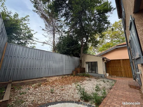 Située dans un quartier calme et recherché, cette maison de 91 m²