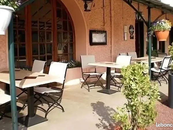 Hotel restaurant pouvant etre transforme