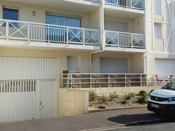 Garage fermé dans une résidence sécurisée