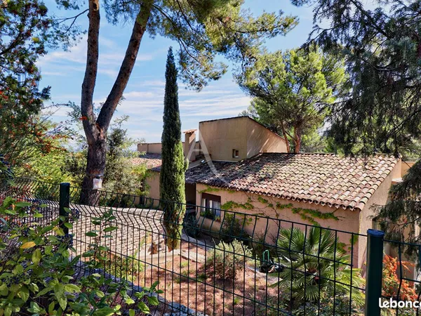 Villa 27 pièces 394 m²