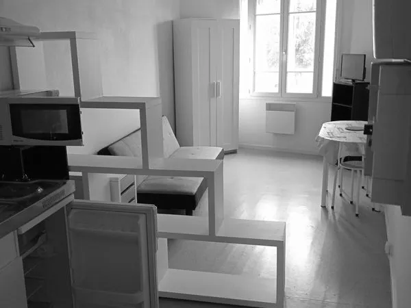 RIOM-Studio-meublé-20m² 427+50 Euros+2 double fenêtres double vitrages