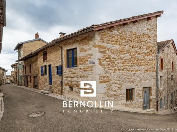 Maison de village mitoyenne en pierre rénovée de 88 m2 avec sous sol et dépendance à TREFFORT CENTRE
