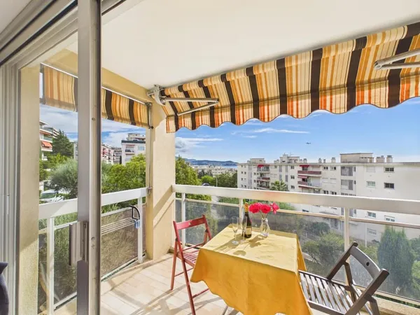 Lumineux appartement 2 pièces avec balcon - Nice Napoléon III