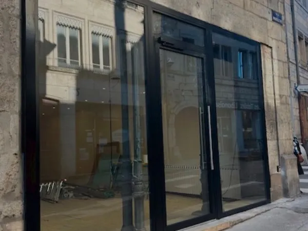 A louer : Un local commercial en centre-ville de Besançon entièrement refait neuf- 126m² - 1000 euro