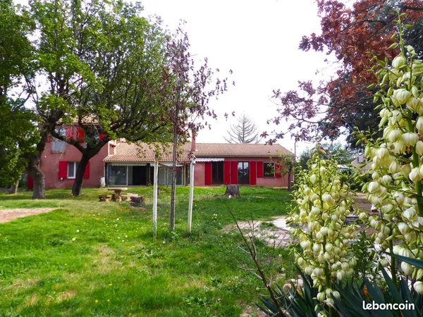 Villa de plain pied au calme en bordure du village de grillon