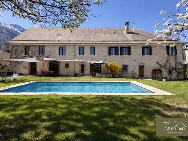 Maison 9 pièces 378 m²