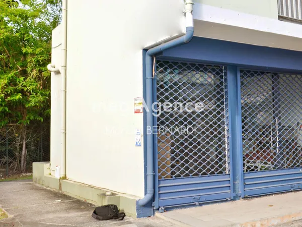 Droit au bail - Restaurant 28m² env + Terrasse 100m² env (inclus 3 places parking privé)