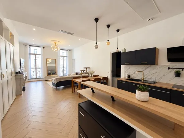 TOULON HAUTE VILLE : APPARTEMENT HAUSSMANNIEN T4 ENTIÈREME