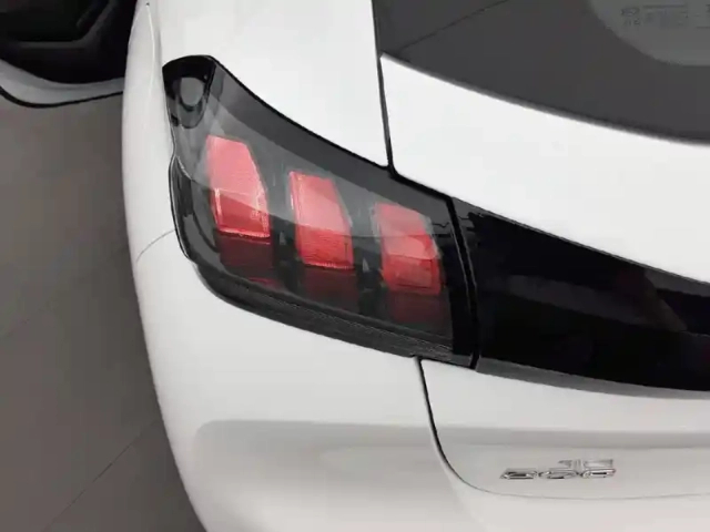 Peugeot 208 puretech 75 s&amp;s bvm5 — photo 17